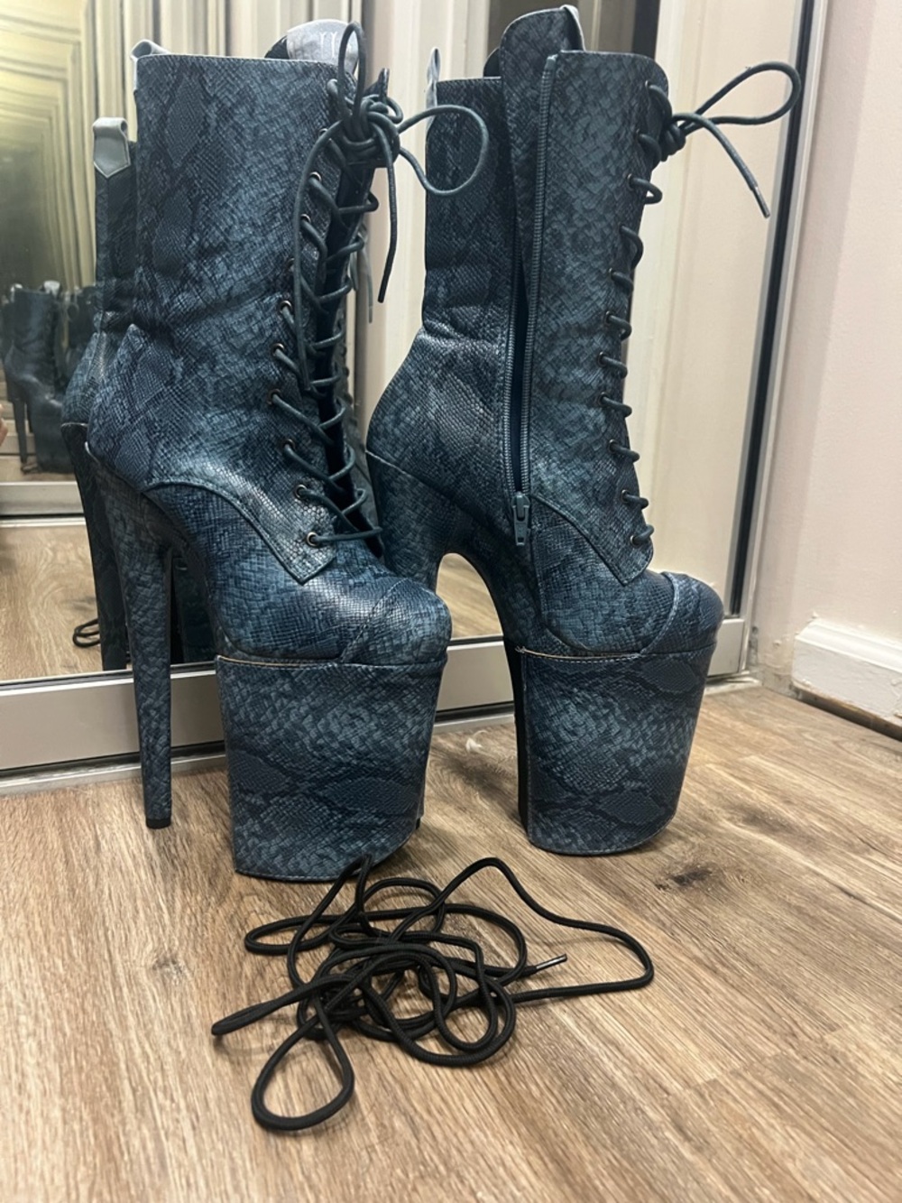 Hella Heels!!!!!  Platform Lace-Up Ankle Boots in Slate Blue Snake Print - Picture 7 of 7